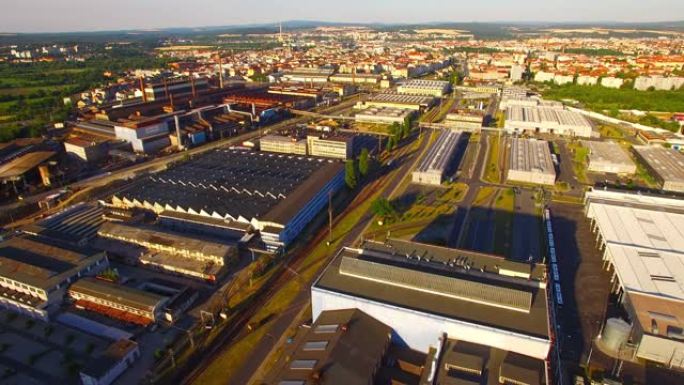 相机在欧洲捷克共和国比尔森市卡尔洛夫郊区的工业区和科技园上空飞行。欧洲工业从上面。
