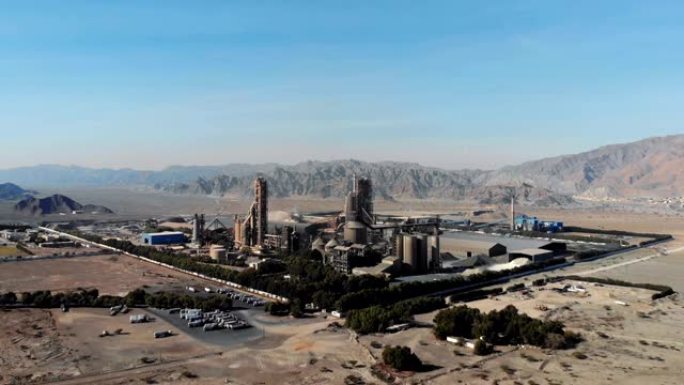 航空。阿联酋工业制造厂的俯视图。沙漠中巨大的水泥厂。