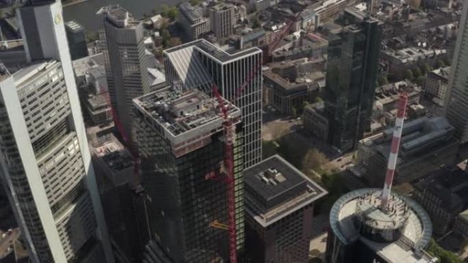 空中: 城市环境中摩天大楼建筑工地的超近距离视图，城市汽车交通和晴天德国法兰克福塔中的倒影
