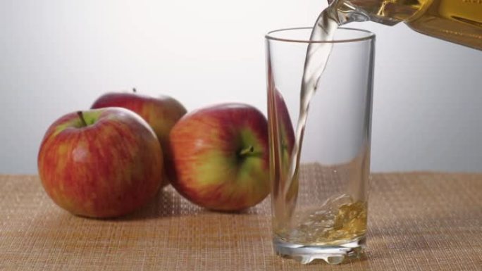 苹果汁倒入半杯慢动作
