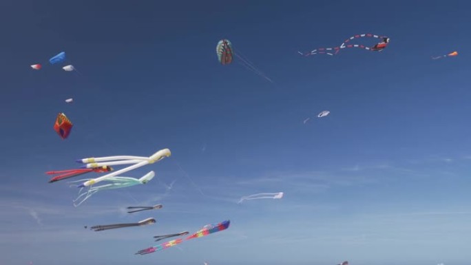 在西班牙巴伦西亚的风节上，天空中的各种风筝
