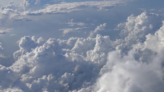 4k高清超，通过飞机窗户欣赏天空和云彩的美妙景色