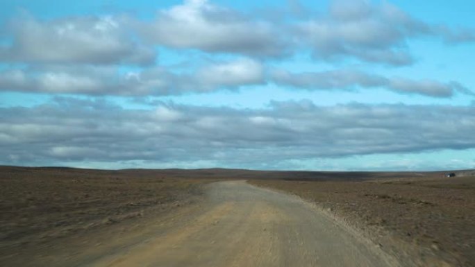 汽车在通往冰岛的道路上行驶