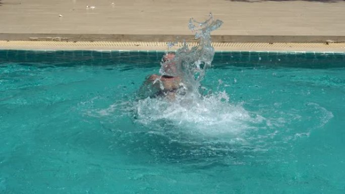高级运动员在室外游泳池仰泳游泳。老男游泳者累得精打细的锻炼。积极退休。长者快乐而兴奋地在泳池边挥手。