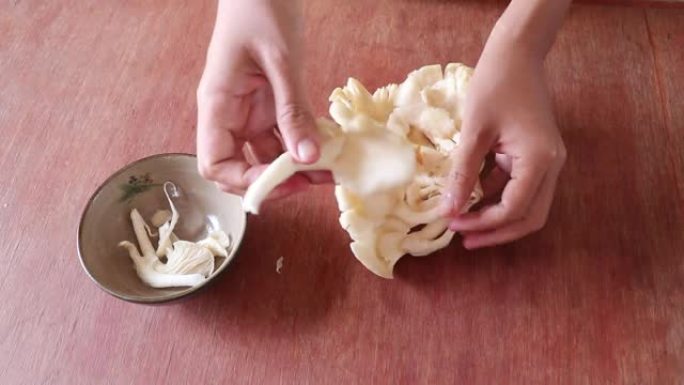 准备蘑菇制作纯素汤