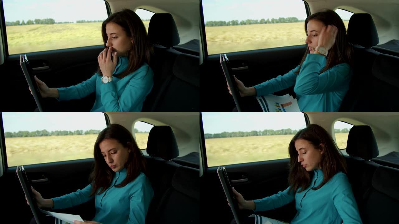 女商人在车里用平板电脑进行视频通话