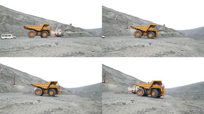 重型采矿卡车在石灰石采石场上行驶。重型设备