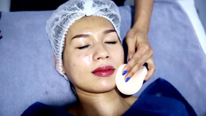 做服务护肤面膜的女人，去除脂肪并将胶原蛋白填充到皮肤中