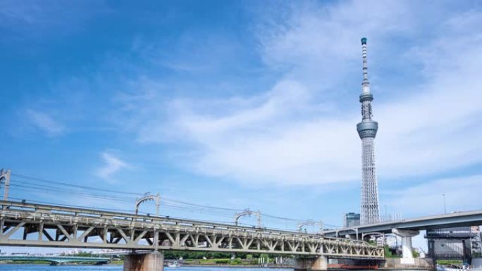 4k延时东京天空树与蓝天在日本东京。