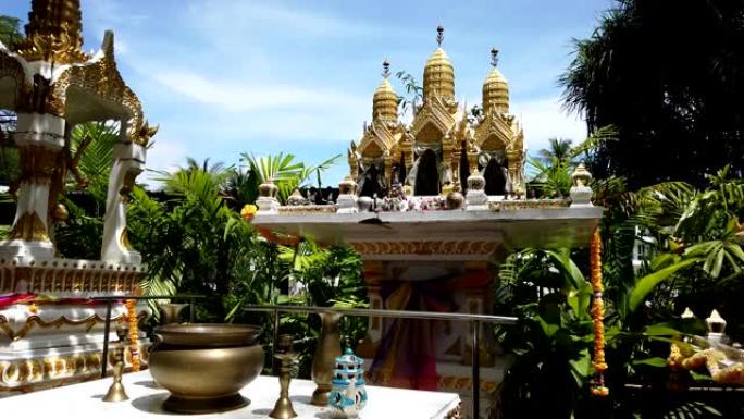 装饰泰国花园中的传统佛教祭坛，小型佛教寺庙神社
