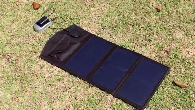 电池是从便携式太阳能充电器充电的