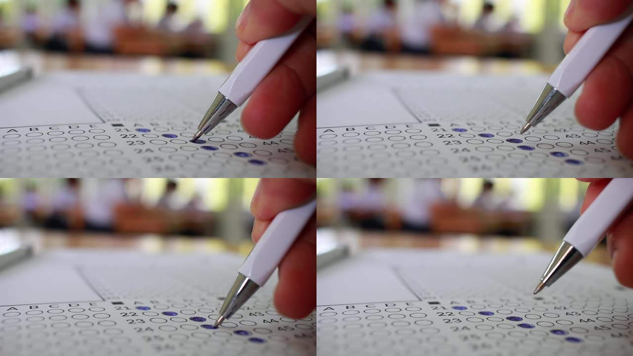 学校或大学生动手考试，用铅笔在课桌上用光学形式的答案纸在教室里做期末考试。教育评估概念