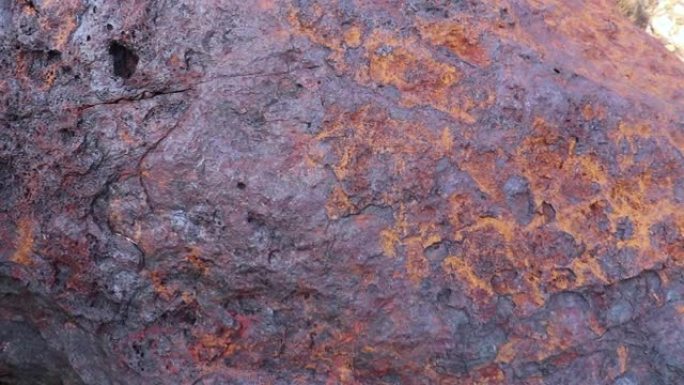 赤铁矿石，石头表面有几层赤铁矿和几层石英。铁矿石，在地面上。