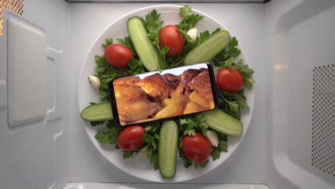 手机放在盘子里，微波炉里的屏幕上有烤鸡腿。美食博客