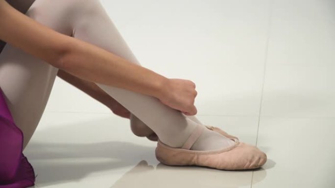 青少年芭蕾舞女演员的脚穿着鞋子练习