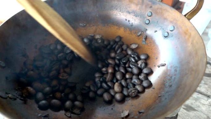 户外女性手工烘焙新鲜咖啡豆的慢动作。