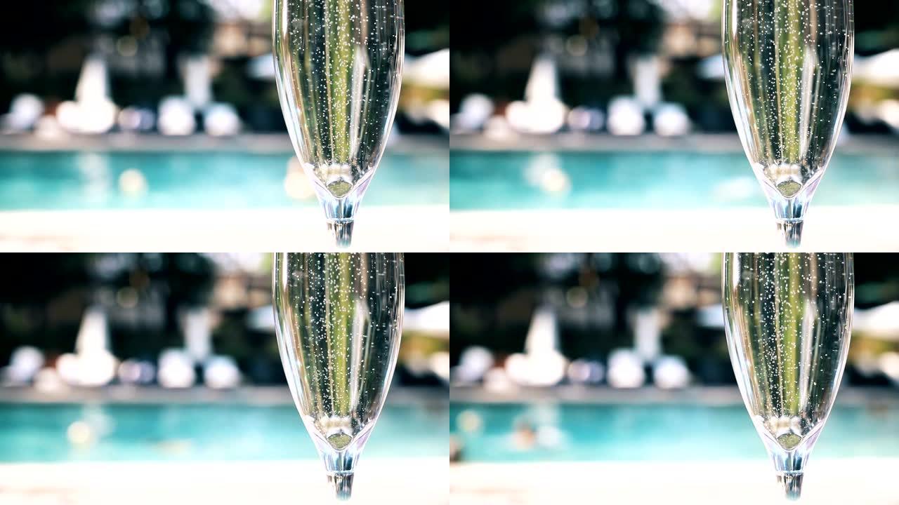 度假期间，豪华度假酒店池畔特写白香槟或普罗塞克酒杯。