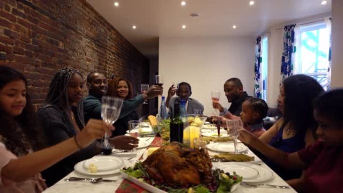 美国黑人大家庭为感恩节准备的多代烤面包