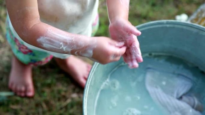 一个孩子在后院皂洗手的特写镜头