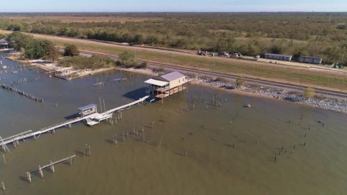 美国路易斯安那州新奥尔良庞恰特雷恩湖畔的码头和铁路。具有电影前向和宽轨道摄像机运动的空中无人机视频。