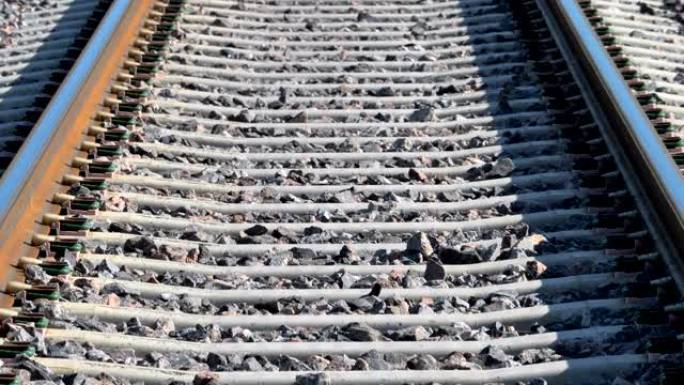 仔细观察火车轨道