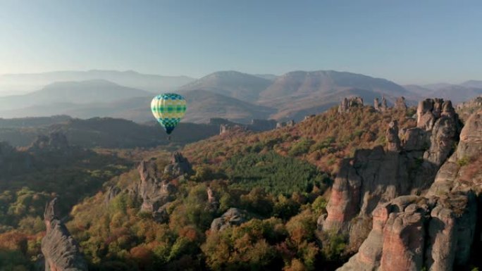 风景如画的岩石上的热气球