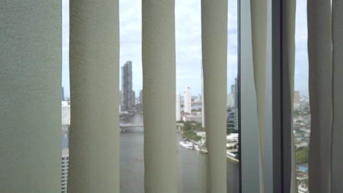 垂直百叶窗后面的曼谷景色