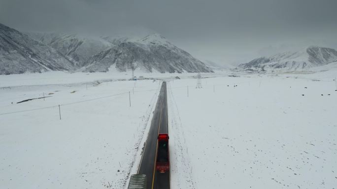 西藏旅游风光317国道白色大地笔直公路