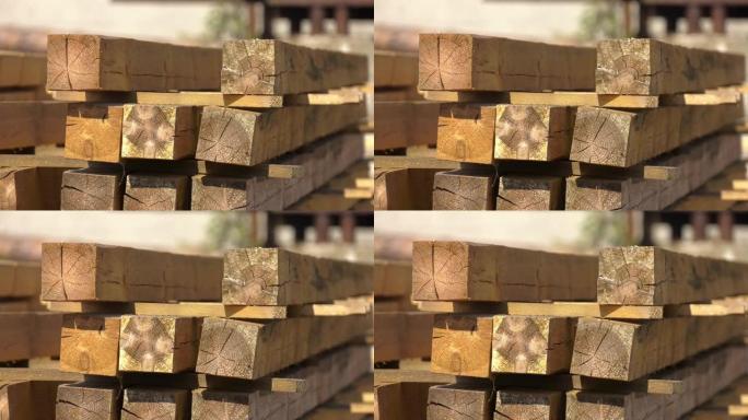 木板，木材，工业木材，木材。建筑工地上天然粗糙木板的松木木垛。工业木材建筑材料
