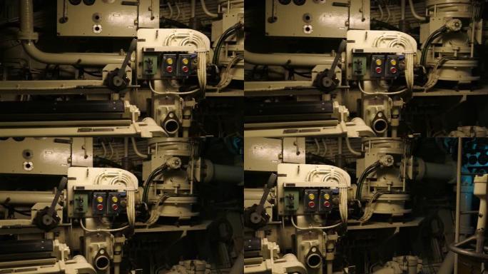 潜艇内部的控制按钮，杠杆和机械