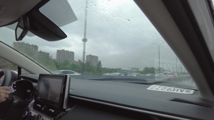 城市下雨天风景车内视角