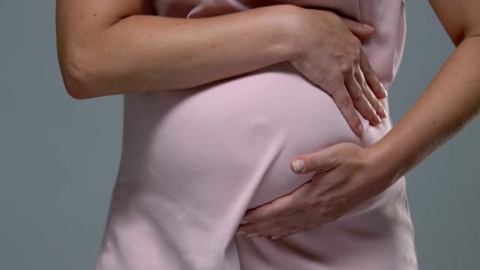 孕妇触摸腹部，患有疼痛，有流产风险，健康