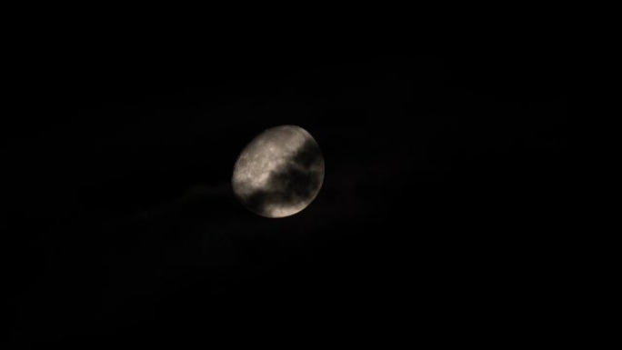 夜晚的月亮在云层后面