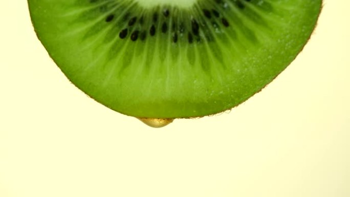猕猴桃果汁。一滴水从猕猴桃中缓慢落下。维生素和能量。新鲜水果的概念