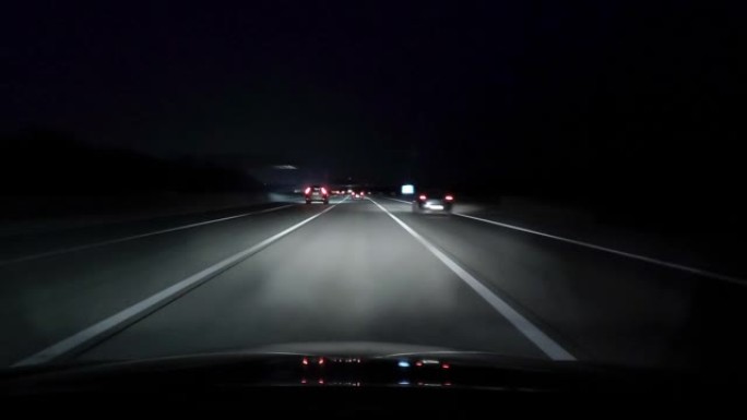 夜间行驶时的高速公路