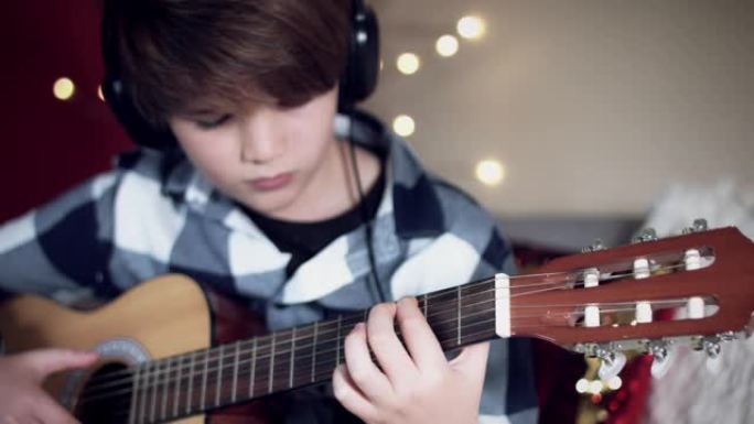 4k家庭音乐练习，儿童用耳机弹吉他