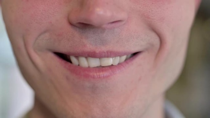 微笑的牙齿男人的特写