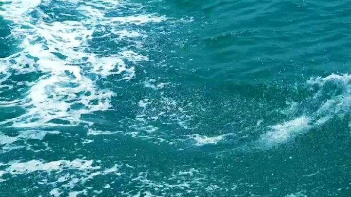 海面上的波浪驱动船蓝色的水