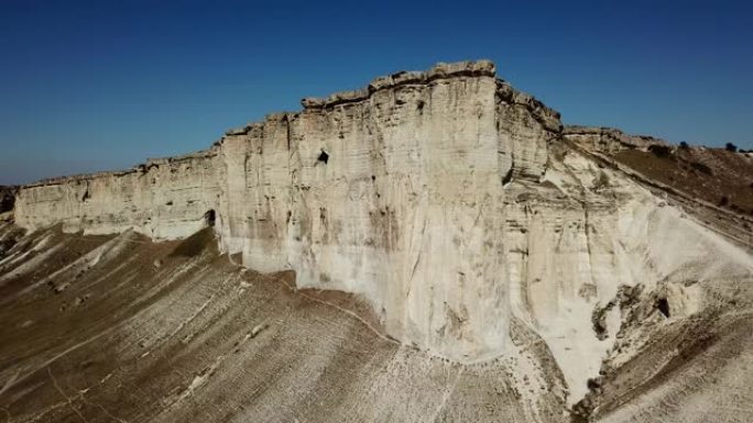白石是俄罗斯克里米亚的悬崖。鸟瞰图。