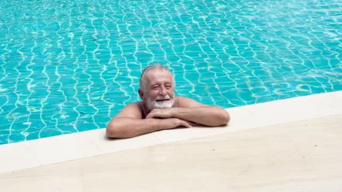 站在游泳池里的高级体育运动员。老男性在泳池边放松。老年人锻炼。成熟的运动。