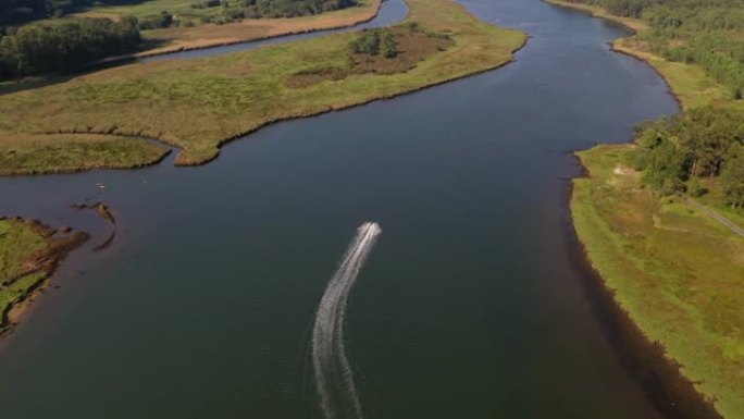 男子在河上骑摩托艇，从上面看