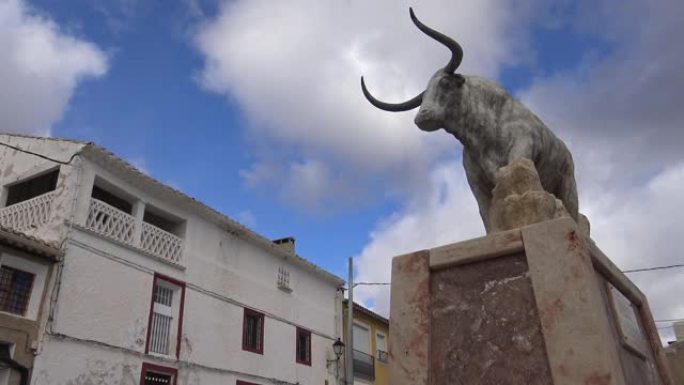 4K，西班牙穆尔西亚小镇埃尔萨比纳尔美丽的公牛雕像