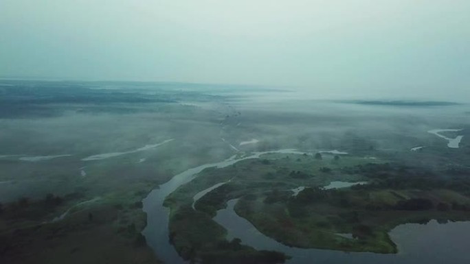 黎明前的雾在湖泊天线上