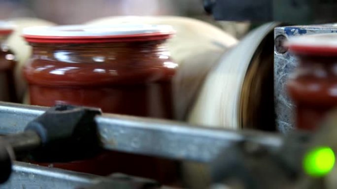 番茄酱在番茄加工厂的金属条纹上移动