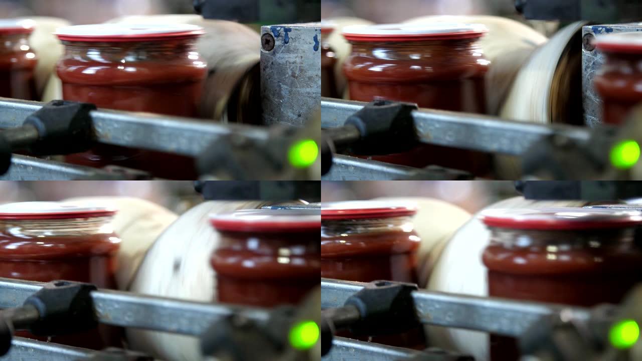 番茄酱在番茄加工厂的金属条纹上移动