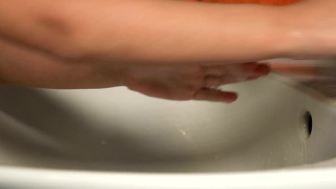 女童洗手 (慢动作) FDV