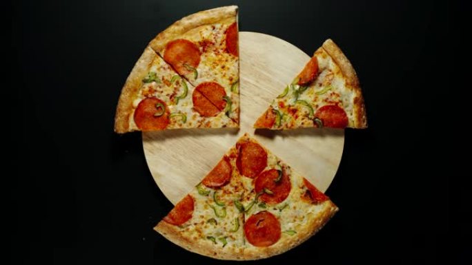 随机: 大披萨在木板上吃光，黑色背景