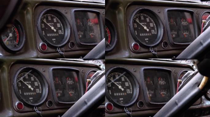 旧卡车仪表板、速度计和其他指示器。老式军车