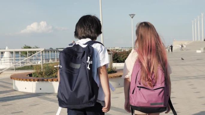 两个同学背着背包走路