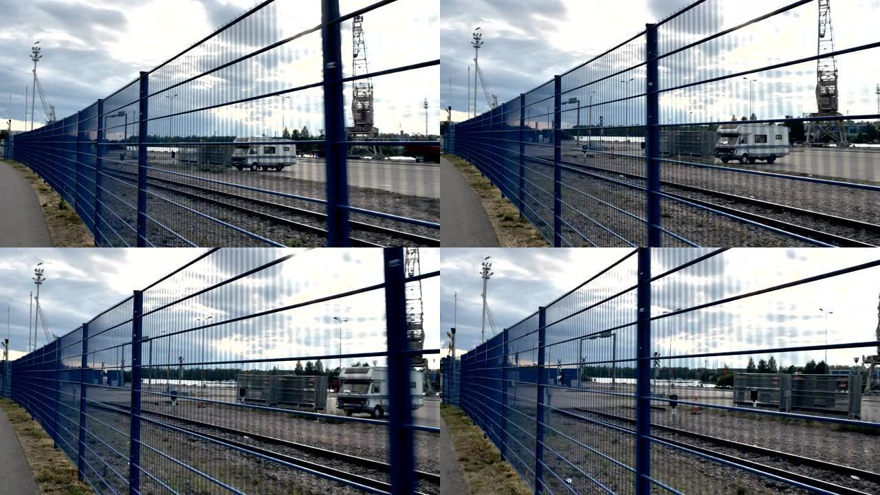 通讯塔地区的蓝色围栏